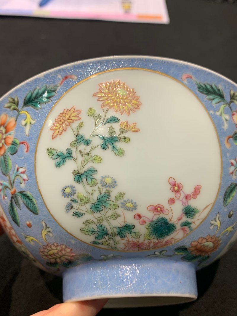清乾隆 蓝地轧道粉彩开光重阳菊花节令膳碗一对 - 图20