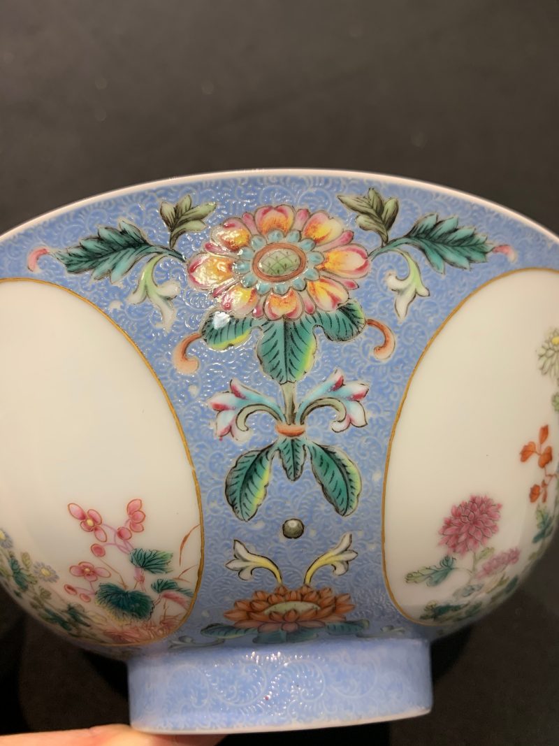 清乾隆 蓝地轧道粉彩开光重阳菊花节令膳碗一对 - 图21