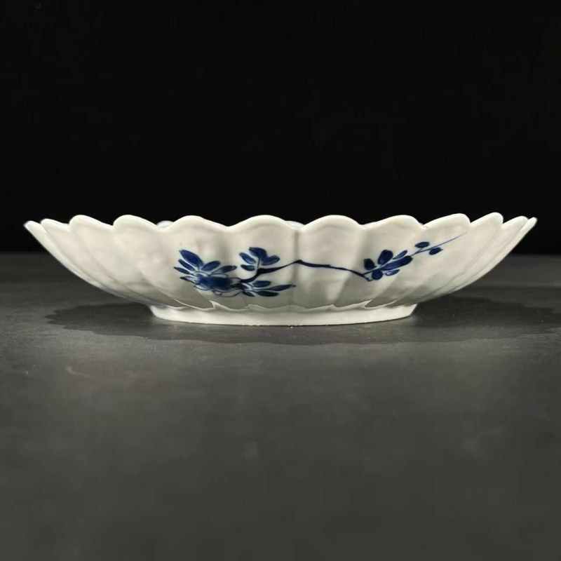 清康熙 青花洞石花卉纹菊瓣盘 - 图4