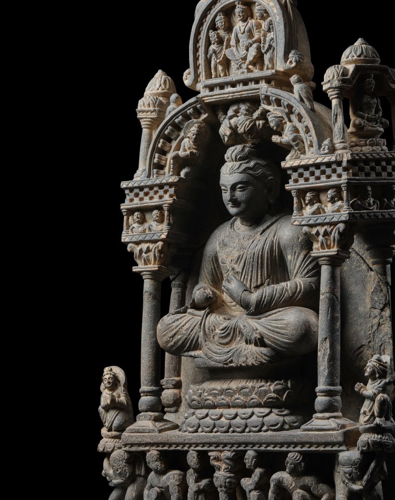 犍陀羅 三/四世紀 片岩說法佛石碑 | A GREY SCHIST GABLE RELIEF WITH THE TEACHING BUDDHA - 图6