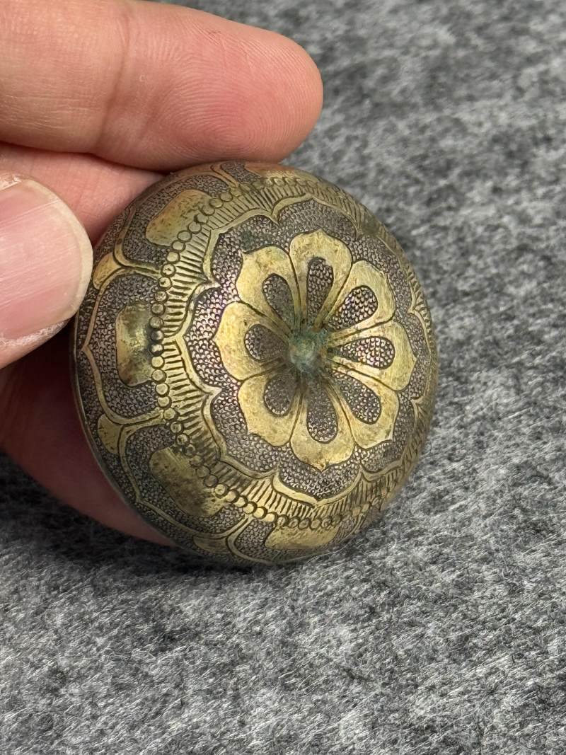 銀鎏金珍珠地花卉紋粉盒 - 图9