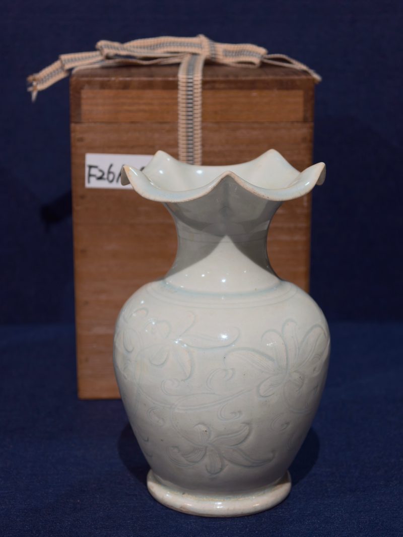 南宋 湖田窑青白釉暗刻缠枝花卉纹花口瓶 - 图2