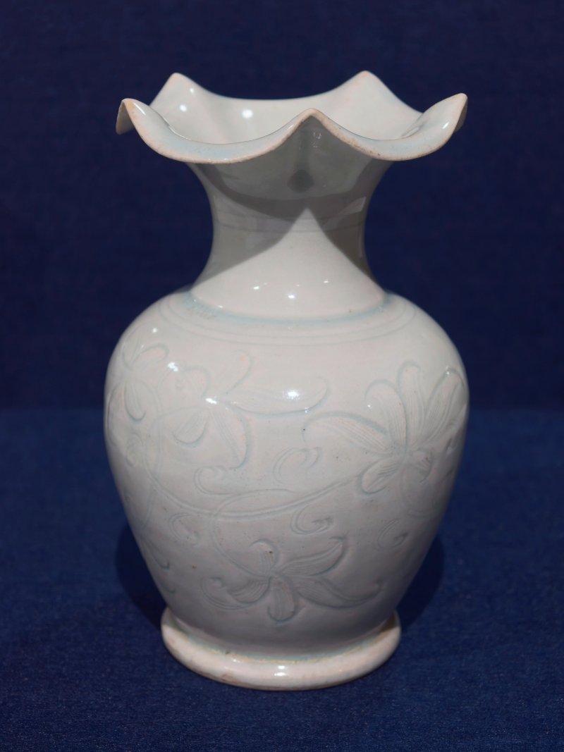 南宋 湖田窑青白釉暗刻缠枝花卉纹花口瓶 - 图3