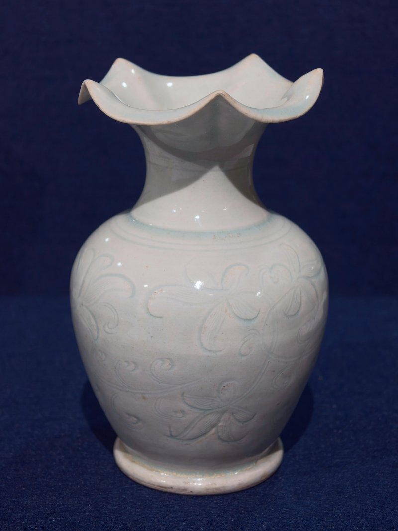 南宋 湖田窑青白釉暗刻缠枝花卉纹花口瓶 - 图6