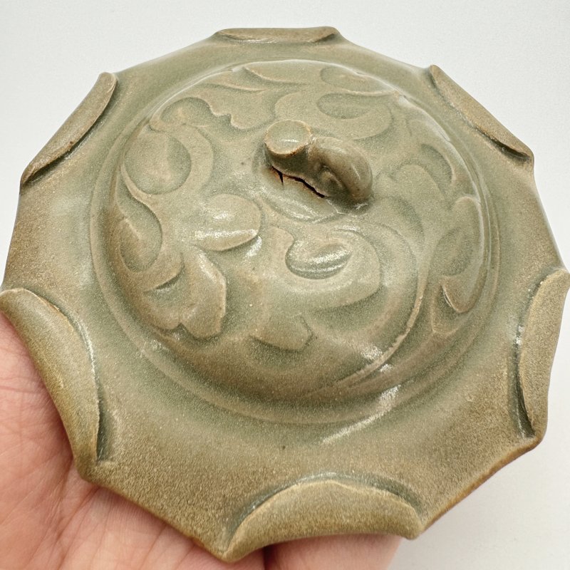 宋 耀州窑青釉花卉纹荷叶小盖罐 - 图9