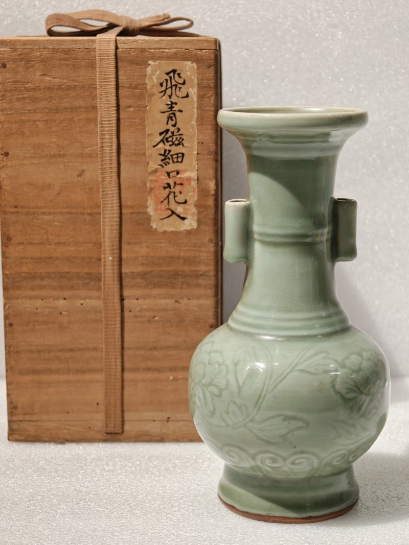 元/明初 龙泉窑粉青釉点褐彩牡丹莲瓣纹贯耳瓶 - 图2