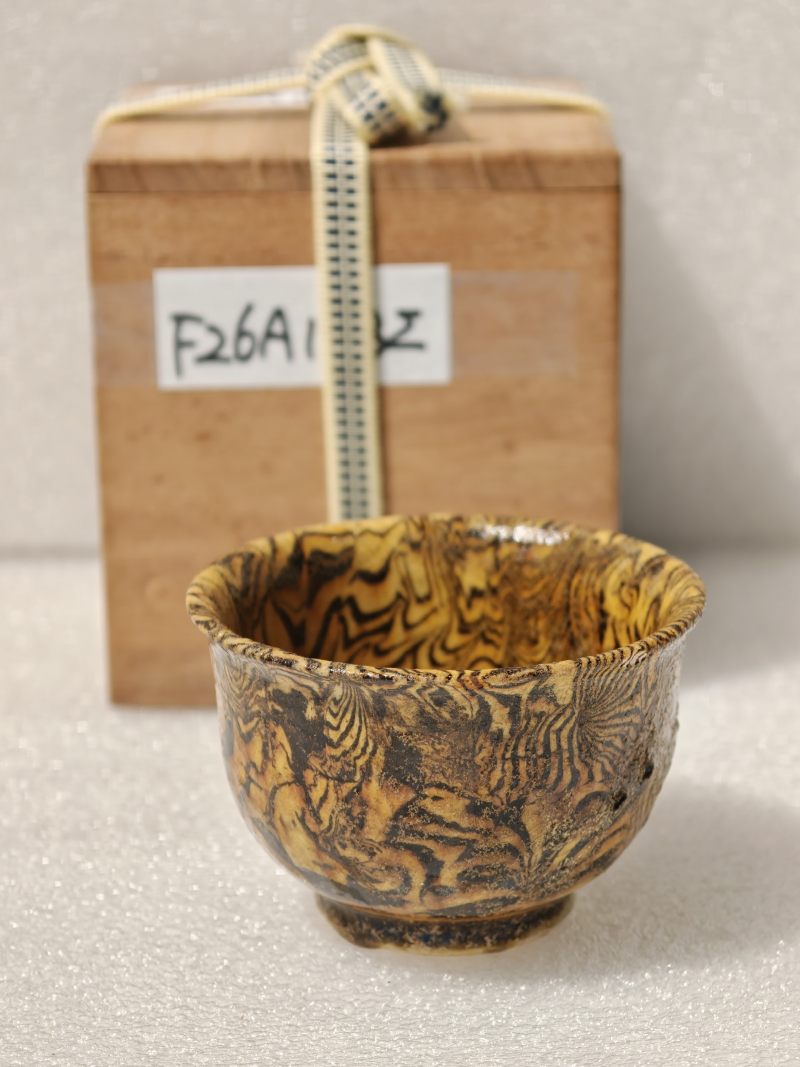 唐 绞胎黄釉撇口杯 - 图2