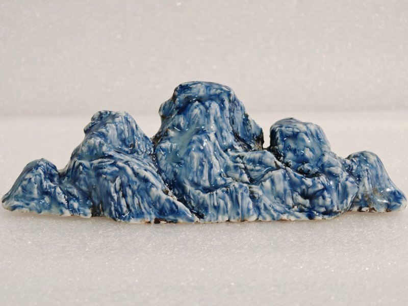 清康熙 青花披麻皴山子 - 图2