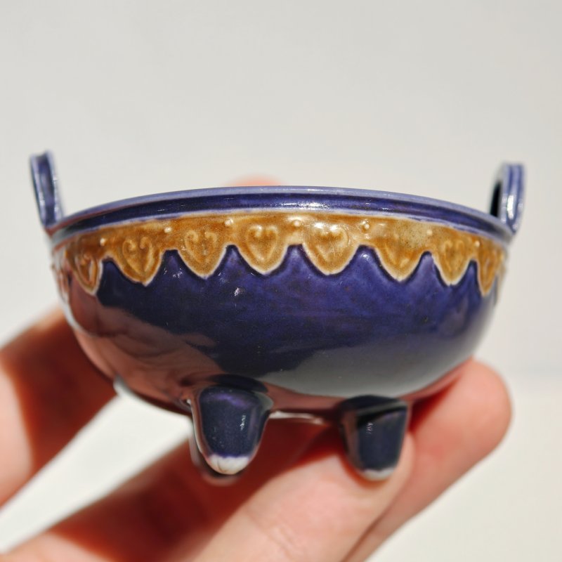 清乾隆 茄皮紫釉描金如意纹双耳三足炉 - 图10
