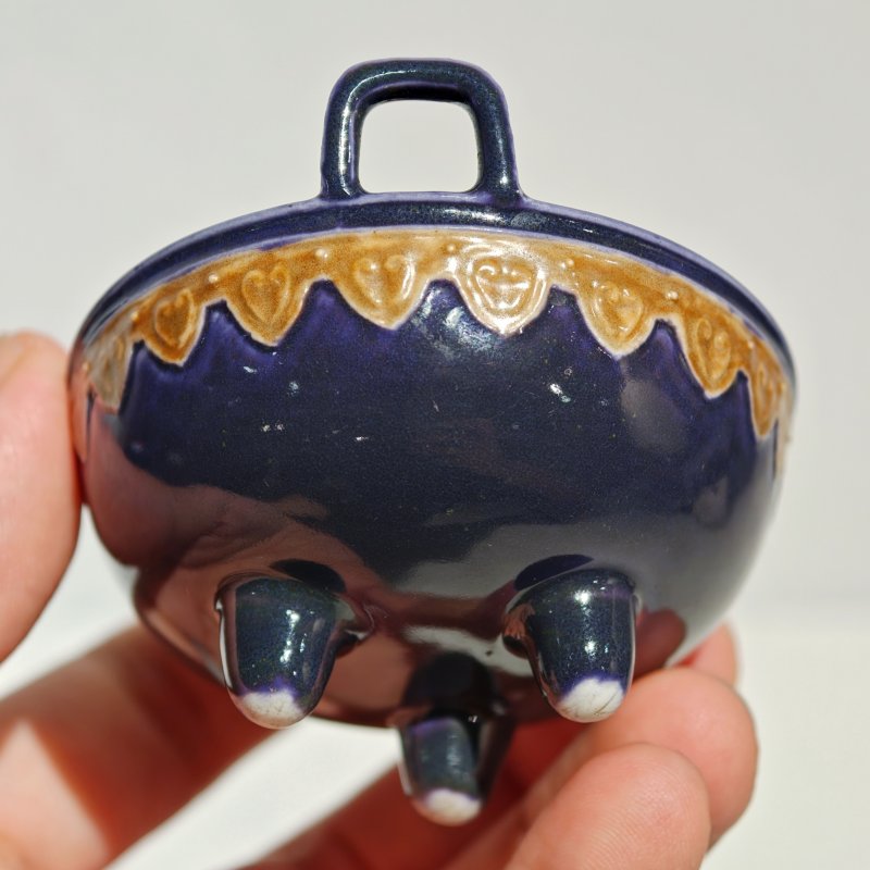清乾隆 茄皮紫釉描金如意纹双耳三足炉 - 图13