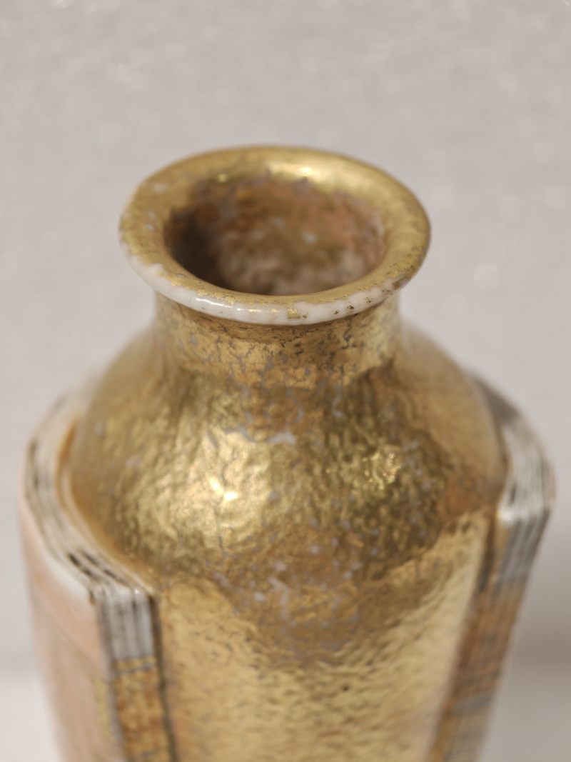 清晚期 金地粉彩描金诗文书卷式瓶 - 图7