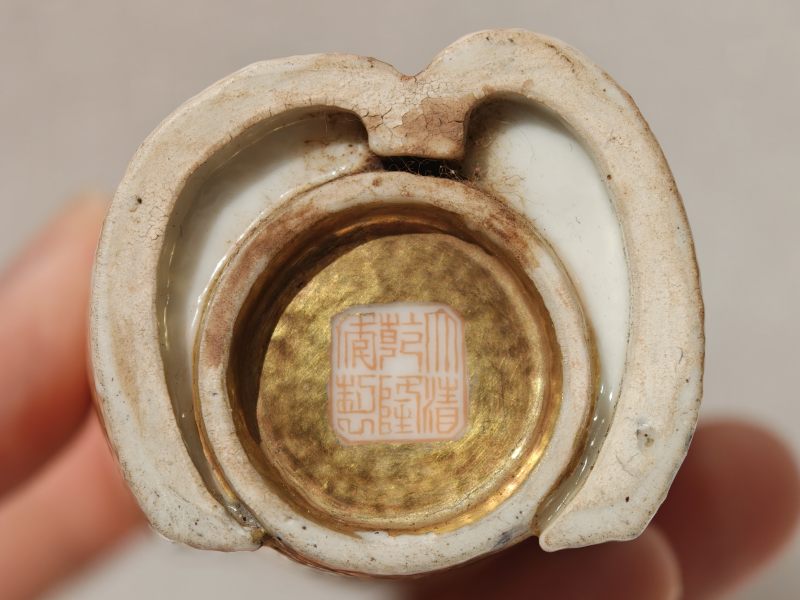清晚期 金地粉彩描金诗文书卷式瓶 - 图8