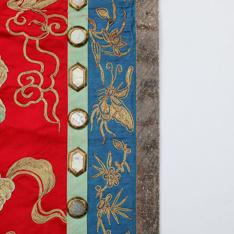 清 大红地盘金狮子绣球纹桌围 - 图7