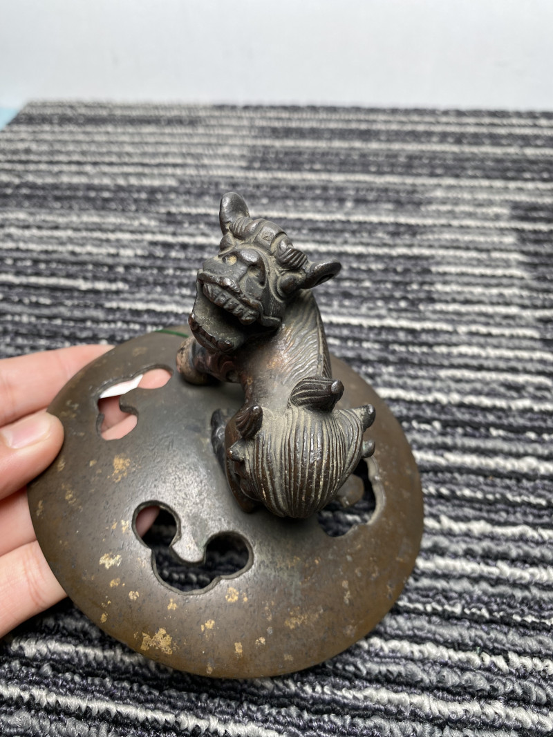 明 “万历年制”款铜洒金狮钮三足熏炉 - 图12