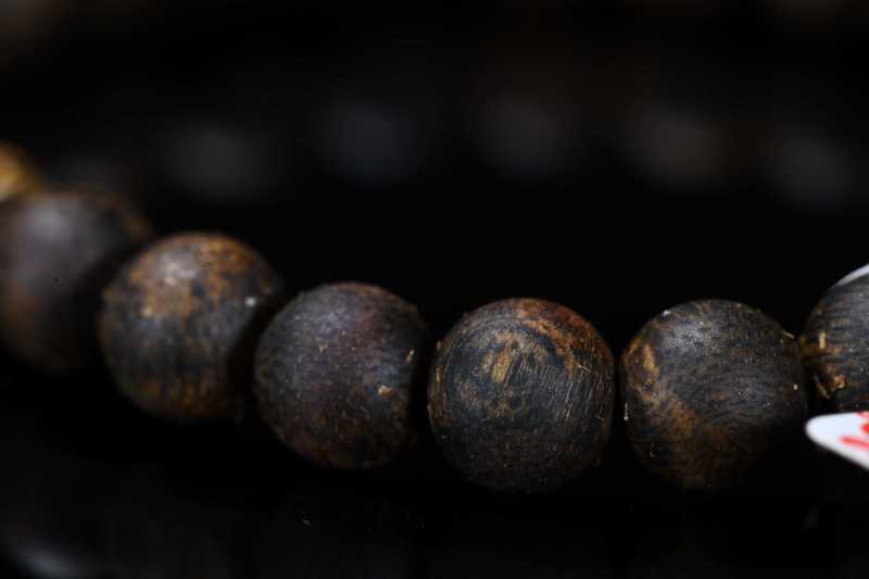  棋楠沉水级虫漏圆珠手串 - 图6