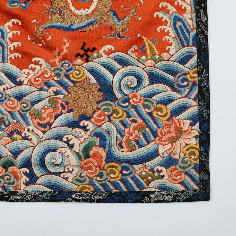 清 红地盘金彩绣龙纹桌围 - 图2