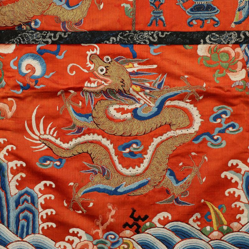清 红地盘金彩绣龙纹桌围 - 图3