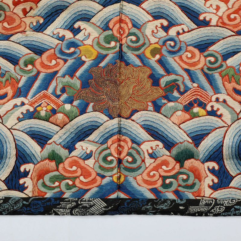 清 红地盘金彩绣龙纹桌围 - 图5