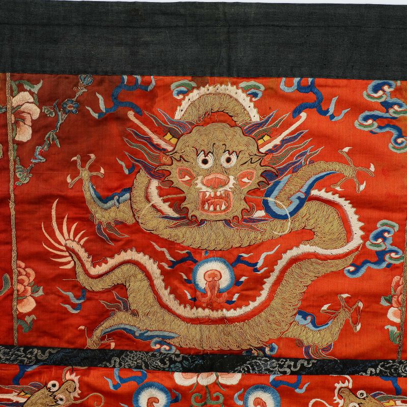 清 红地盘金彩绣龙纹桌围 - 图6