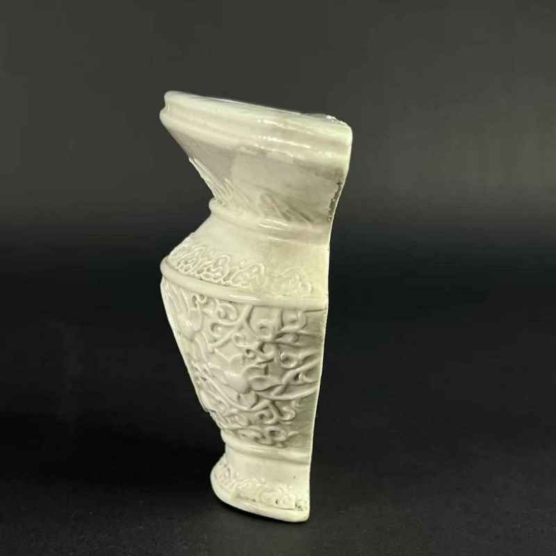 清晚期 白釉镂空花卉纹壁瓶 - 图4