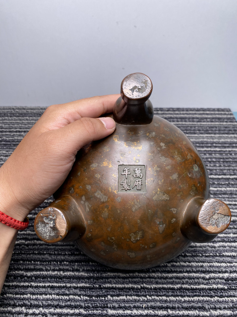 明 “万历年制”款铜洒金狮钮三足熏炉 - 图17