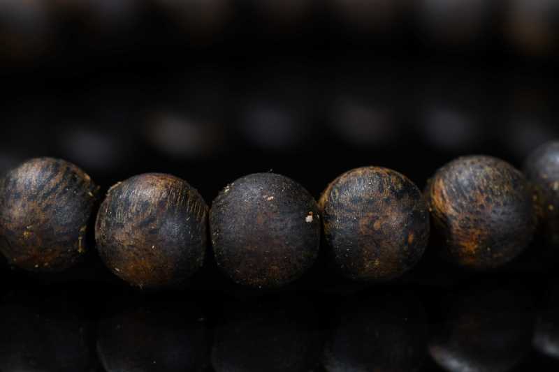  棋楠沉水级虫漏圆珠手串 - 图3