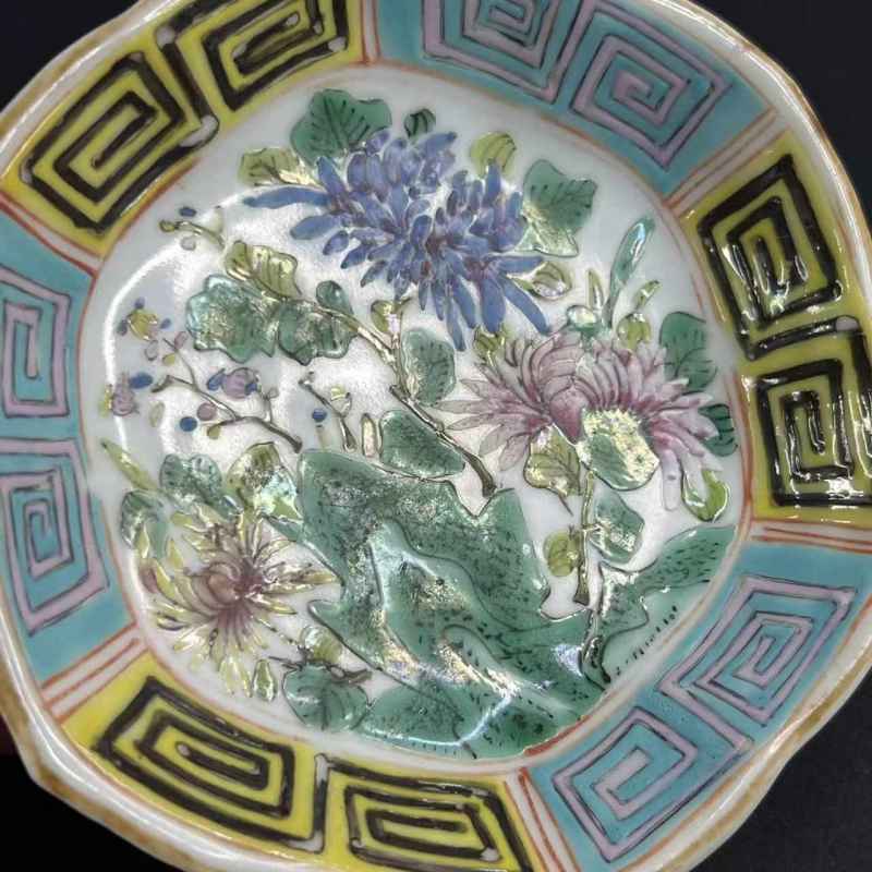 清 粉彩花卉纹菱口高足盘 - 图6