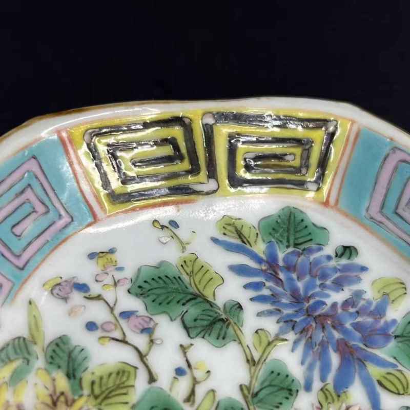 清 粉彩花卉纹菱口高足盘 - 图7