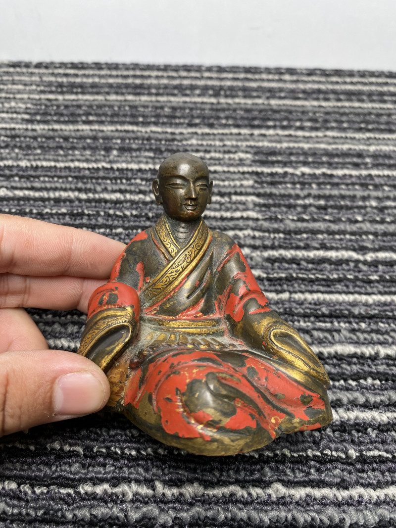 清康熙 铜局部鎏金彩绘宫廷渡江罗汉坐像 - 图10