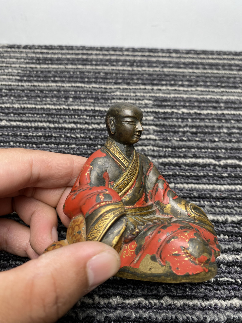 清康熙 铜局部鎏金彩绘宫廷渡江罗汉坐像 - 图11