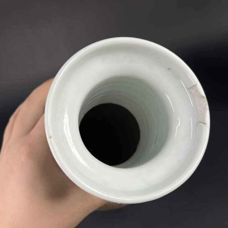 清晚期 五彩人物故事棒槌瓶一对 - 图6