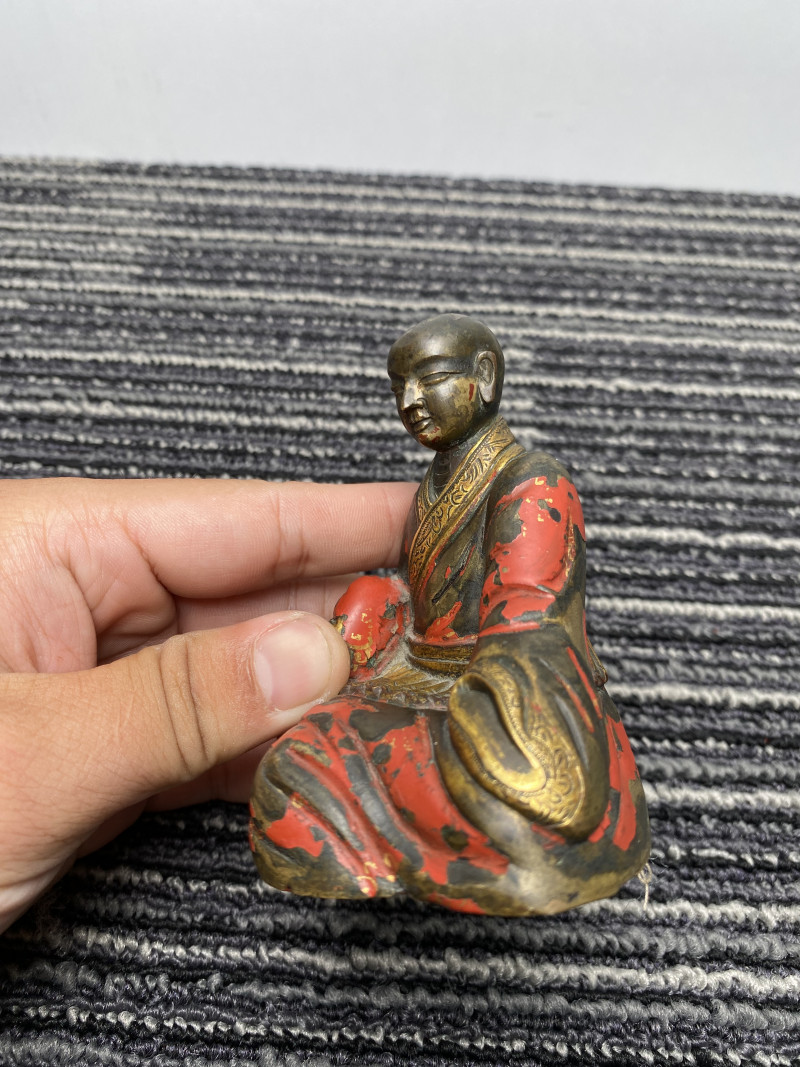 清康熙 铜局部鎏金彩绘宫廷渡江罗汉坐像 - 图12