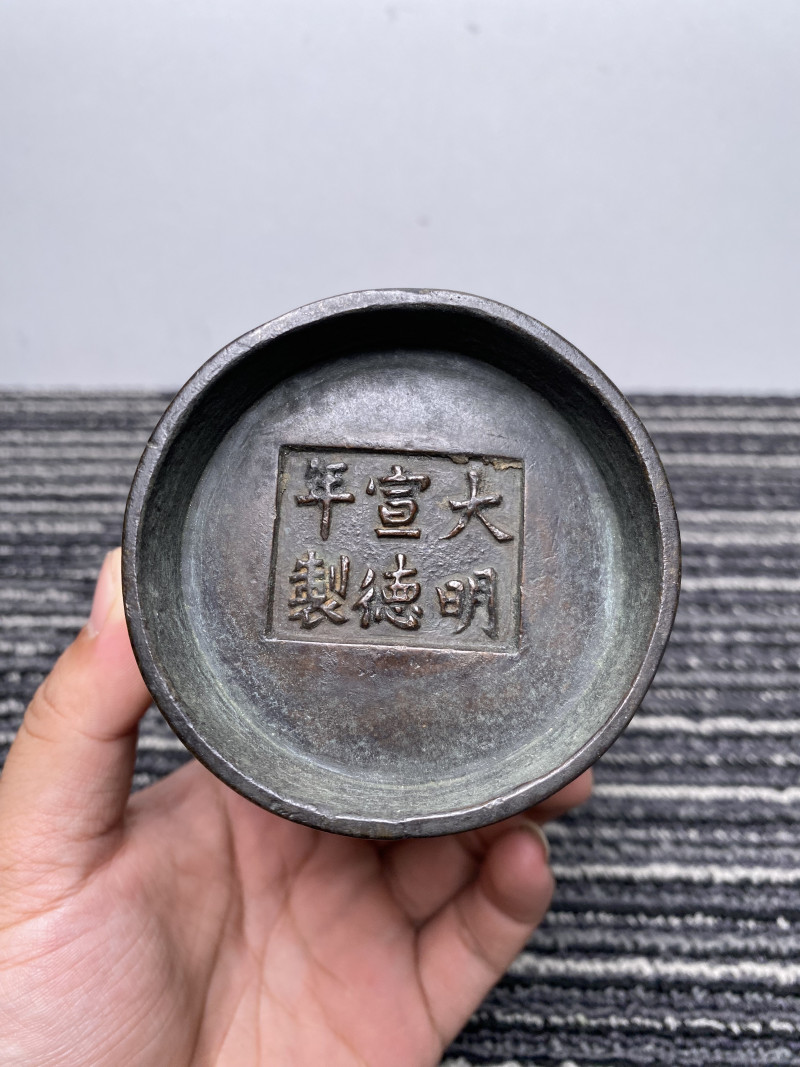 清 “大明宣德年制”款铜局部鎏金螭龙纹长颈瓶 - 图14