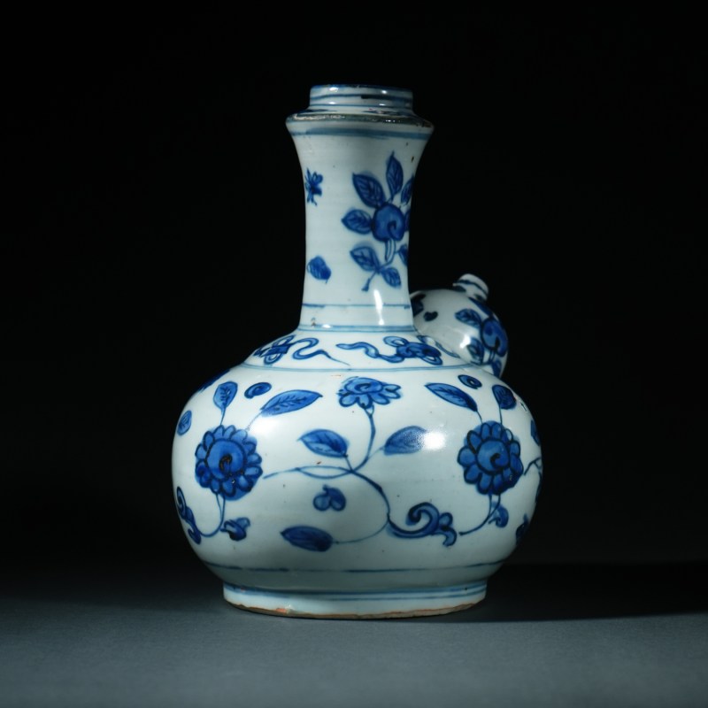 明万历 青花缠枝莲纹军持 - 图3