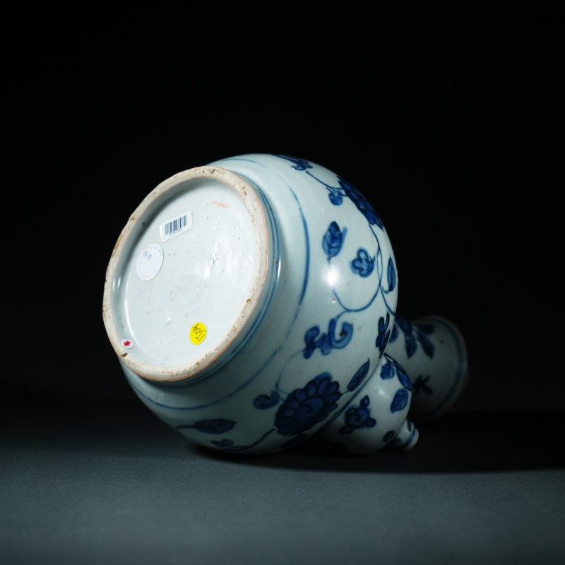 明万历 青花缠枝莲纹军持 - 图4