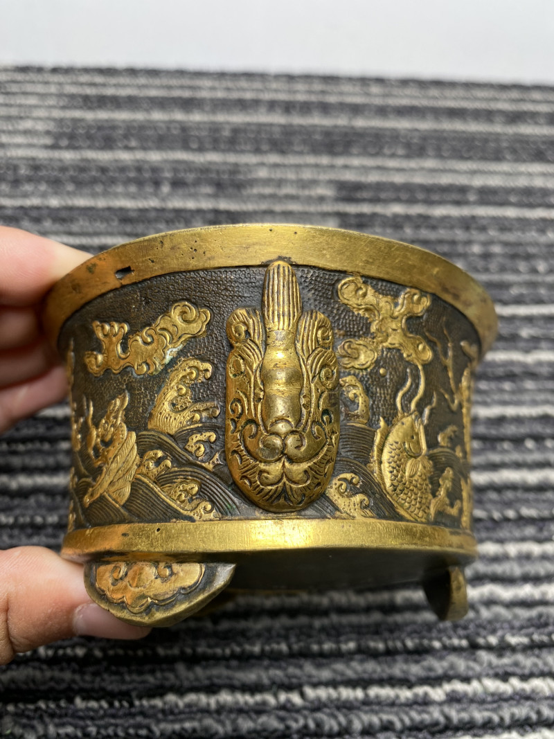 清 “云间胡文明制”款铜局部鎏金海兽纹三足天鸡耳炉 - 图11