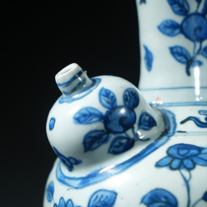 明万历 青花缠枝莲纹军持 - 图5