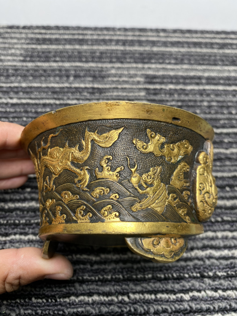 清 “云间胡文明制”款铜局部鎏金海兽纹三足天鸡耳炉 - 图12
