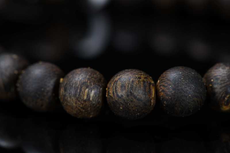  棋楠沉水级虫漏圆珠手串 - 图4