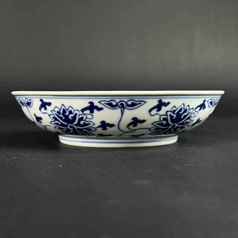 清光绪 青花缠枝莲纹盘（已评级） - 图2