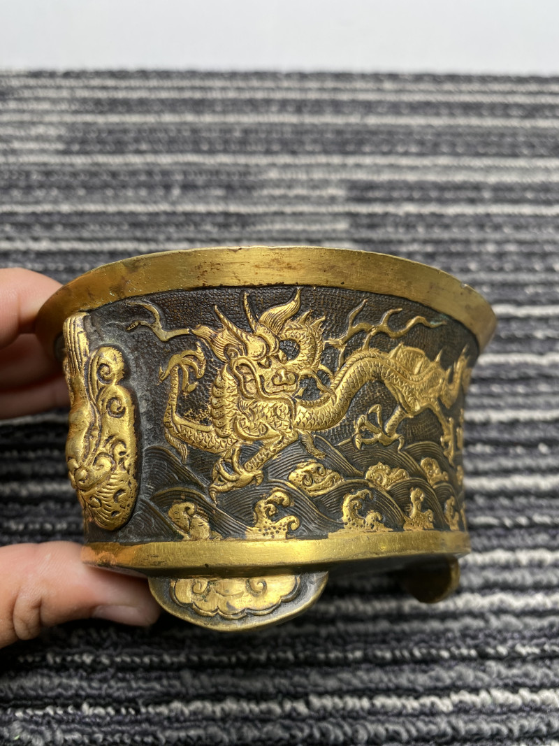 清 “云间胡文明制”款铜局部鎏金海兽纹三足天鸡耳炉 - 图13