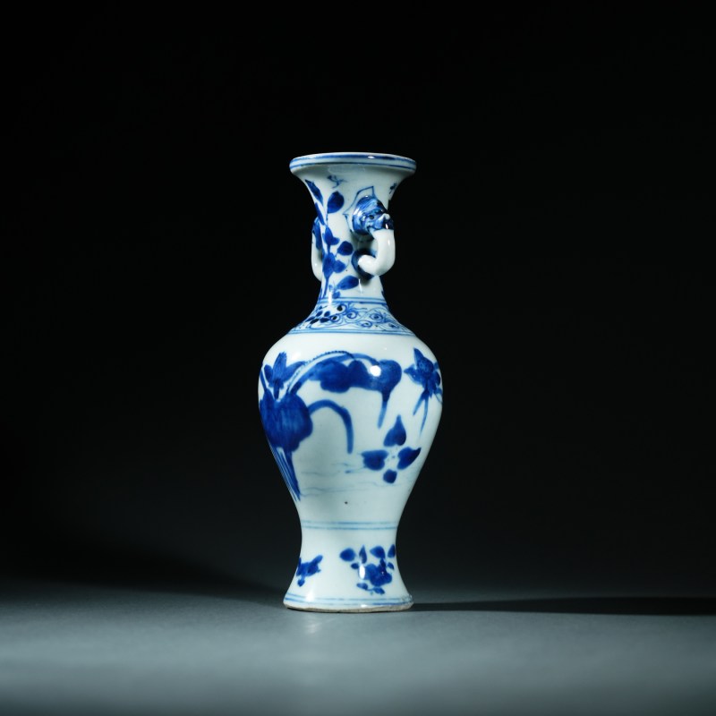 明晚期 青花莲池纹兽耳瓶 - 图3