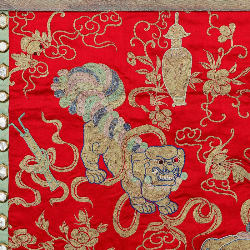 清 大红地盘金狮子绣球纹桌围 - 图4