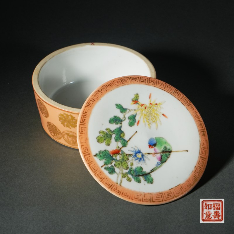 民国 红地描金皮球花粉彩花鸟纹盖盒