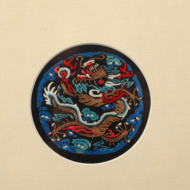 清 盘金彩绣小团龙饰片 - 图2