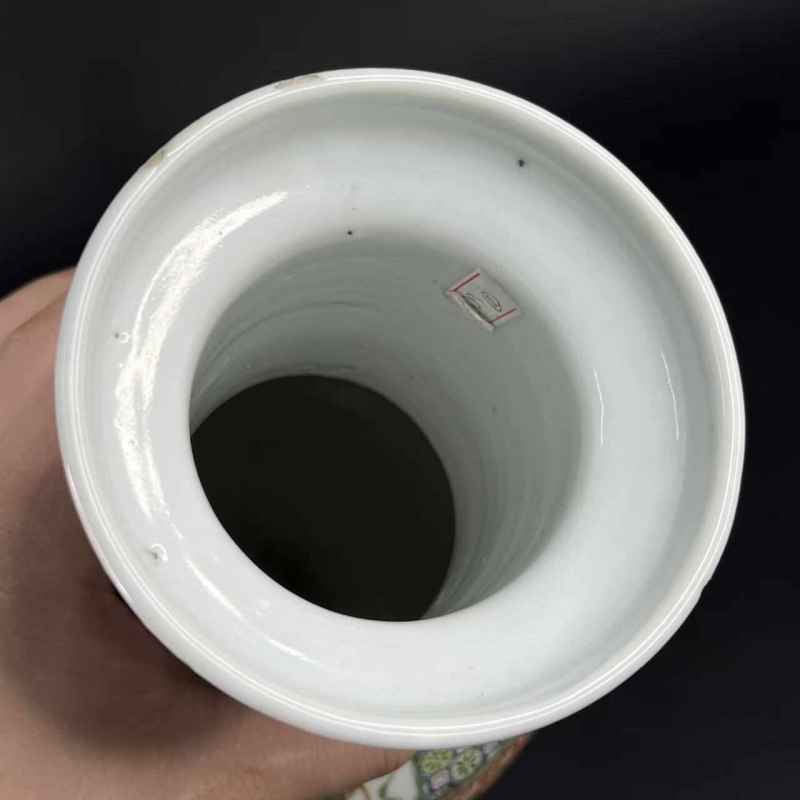 清晚期 五彩人物故事棒槌瓶一对 - 图17