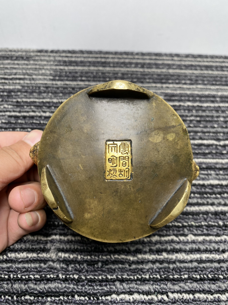 清 “云间胡文明制”款铜局部鎏金海兽纹三足天鸡耳炉 - 图16