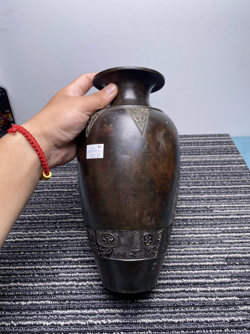 清 铜蕉叶兽面纹瓶、盘龙纹瓶一组两件 - 图21