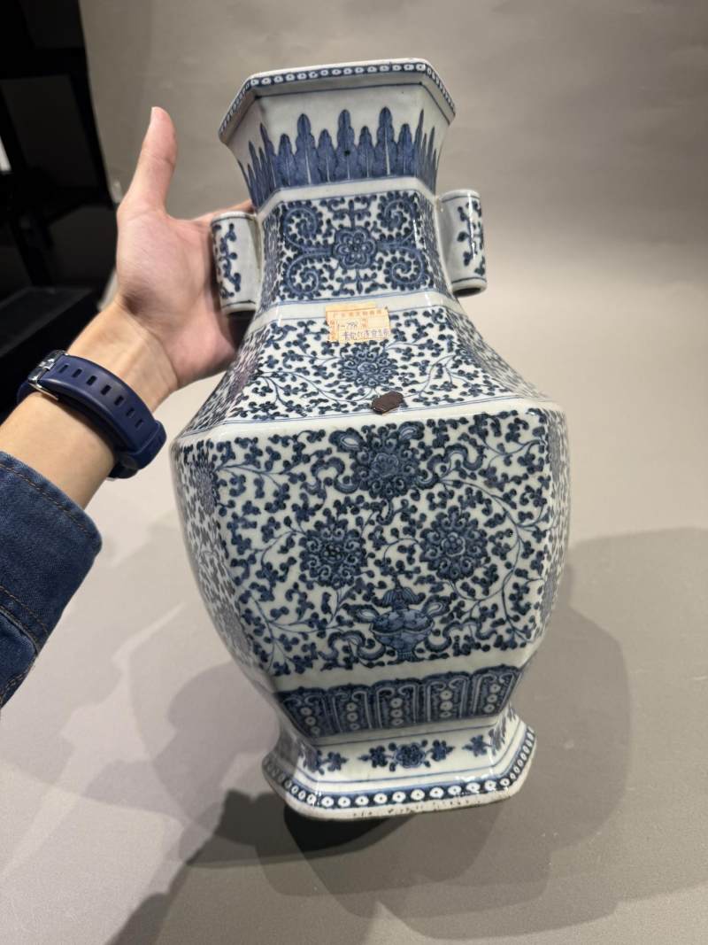    清乾隆 青花缠枝八宝六方贯耳瓶 - 图3