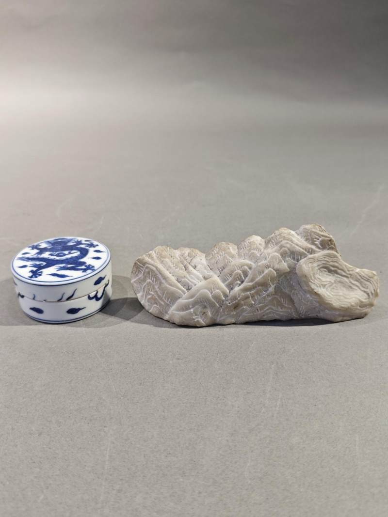    青花龙纹印盒、白端山子 - 图2